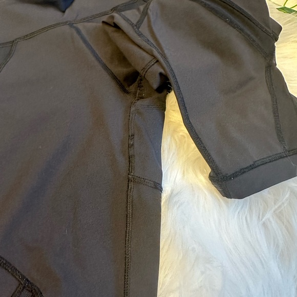 Lulu crops with mesh cut outs - Picture 4 of 4